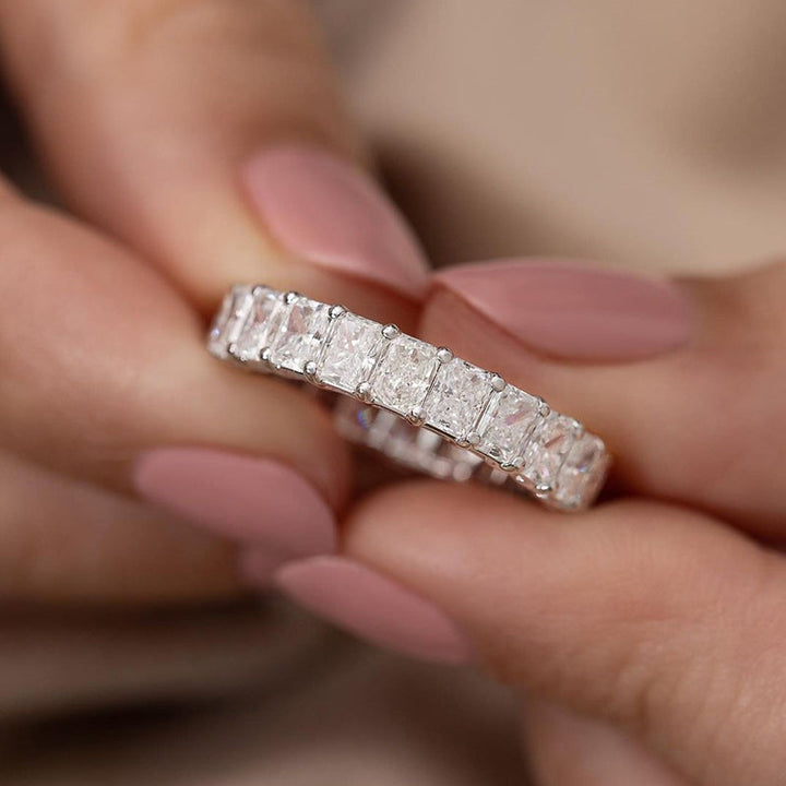 Alice™ - The Emeria Emerald Band Ring